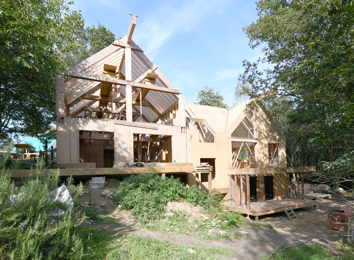 Photo de charpente de 3 maisons individuelles Camors en bois éco construction